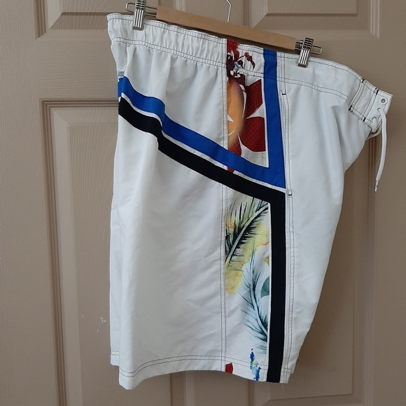 NWT SPEEDO SWIM TRUNKS - Picture 3 of 6